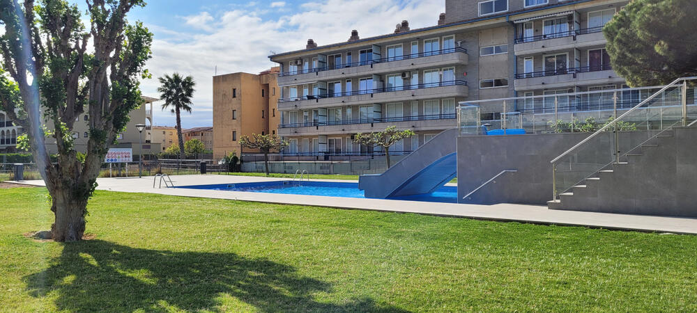 Gemeinschaftspool mit Rutsche