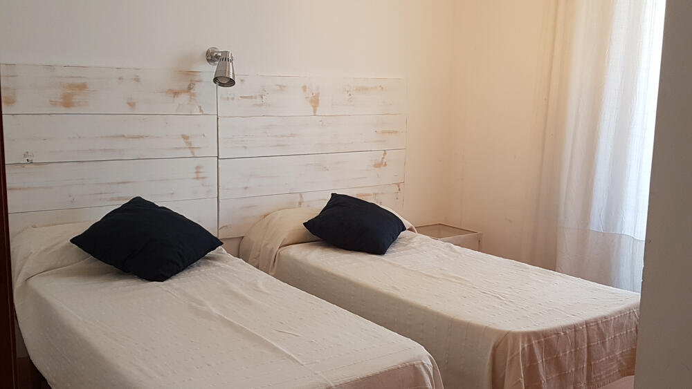 Schlafzimmer mit zwei Einzelbetten