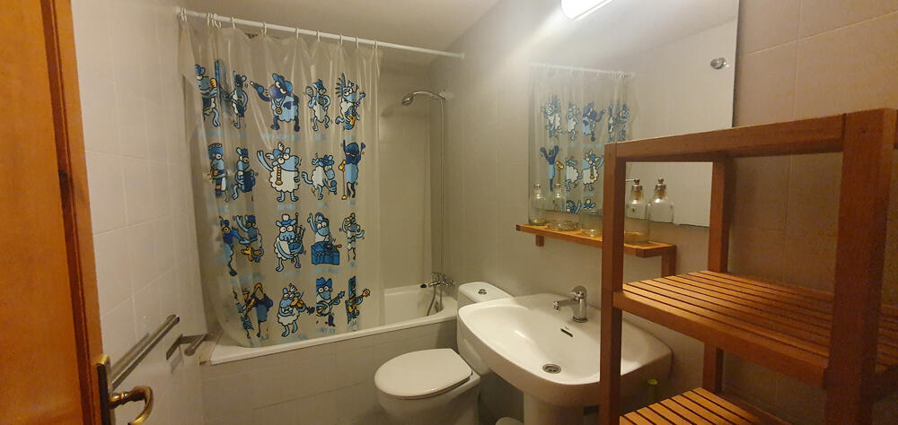 Komplettes Badezimmer mit Badewanne