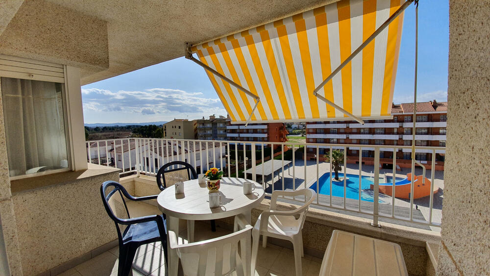 Terrasse mit Markise und Poolblick