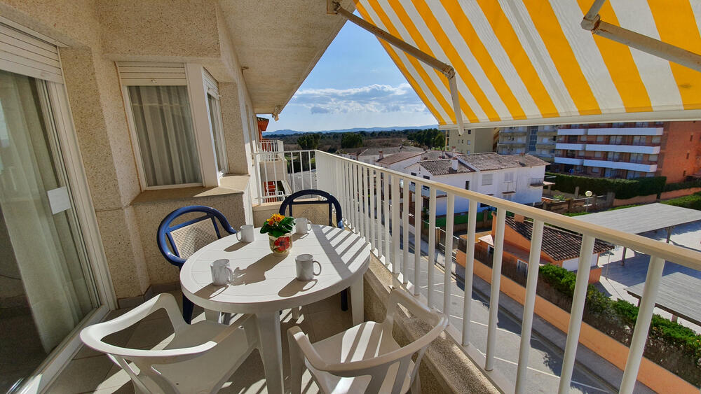 Terrasse mit Markise und Poolblick