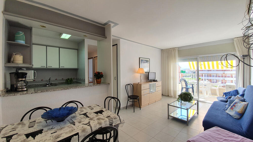 Wohnzimmer mit Sofa TV und neben der Terrasse