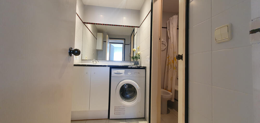 Komplettes Badezimmer mit Badewanne