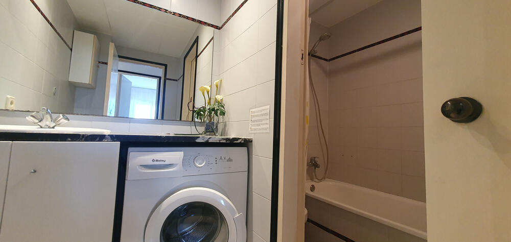 Komplettes Badezimmer mit Badewanne