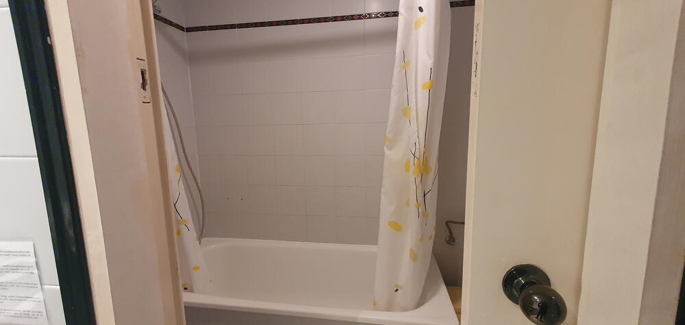 Komplettes Badezimmer mit Badewanne