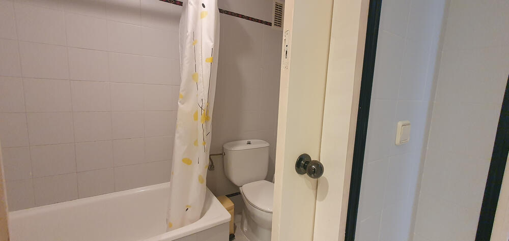 Komplettes Badezimmer mit Badewanne