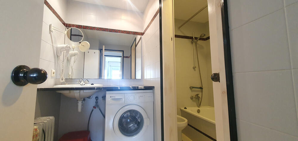 Komplettes Badezimmer mit Badewanne