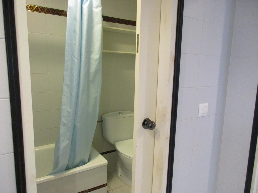 Komplettes Badezimmer mit Badewanne