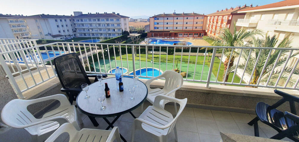 Terrasse mit Blick auf den Pool