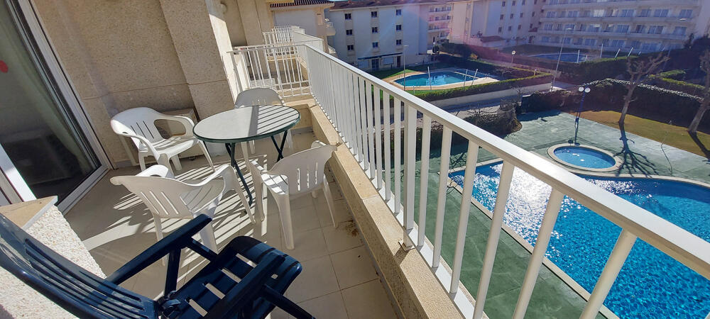 Terrasse mit Blick auf den Pool