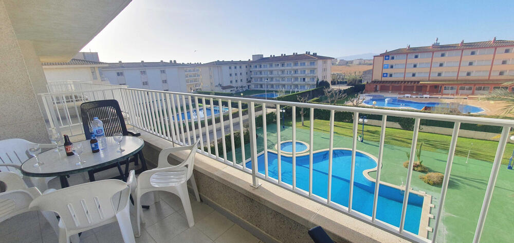 Terrasse mit Blick auf den Pool