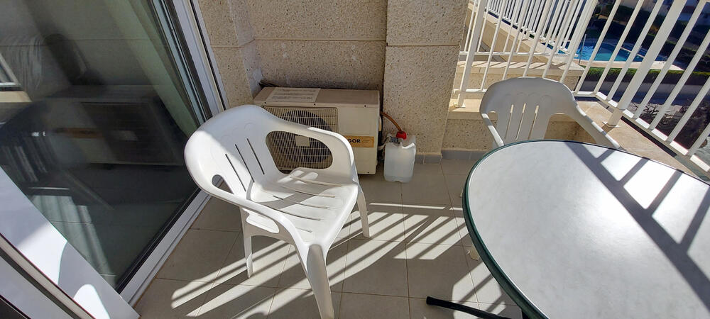 Terrasse mit Blick auf den Pool