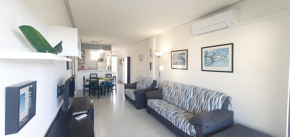 Wohnzimmer mit zwei Sofas und Fernseher