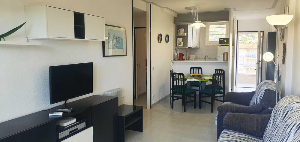 Wohnzimmer mit zwei Sofas und Fernseher