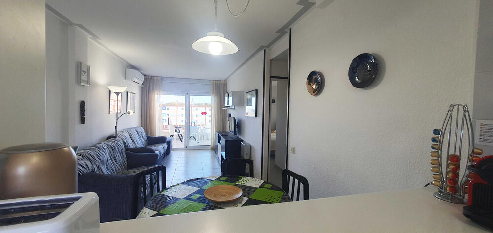 Wohnzimmer mit zwei Sofas und Fernseher