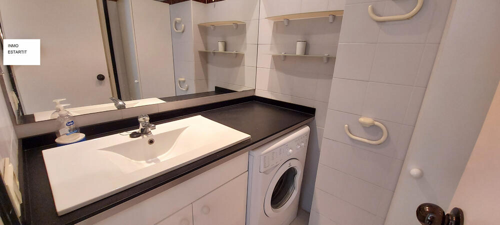 Komplettes Badezimmer mit Badewanne
