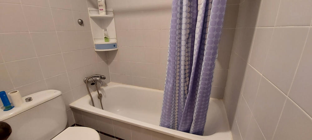 Komplettes Badezimmer mit Badewanne