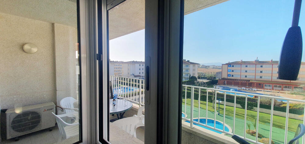 Terrasse mit Blick auf den Pool