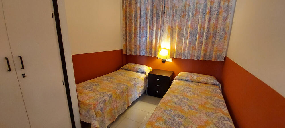 Schlafzimmer mit zwei Einzelbetten