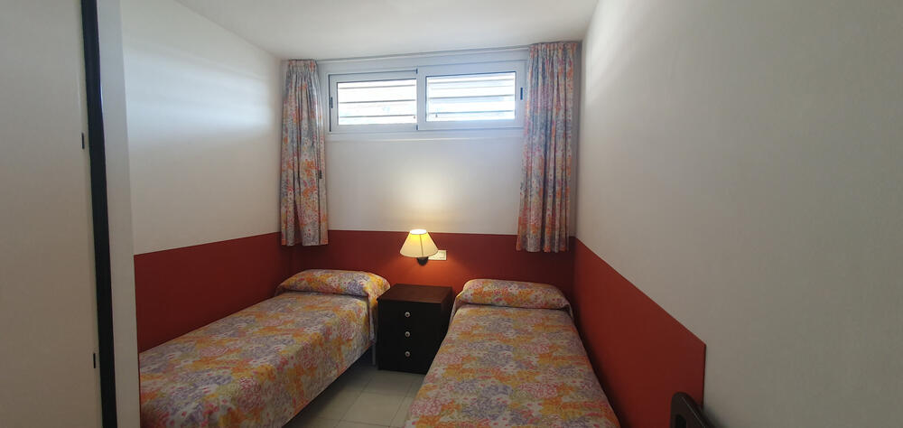 Schlafzimmer mit zwei Einzelbetten