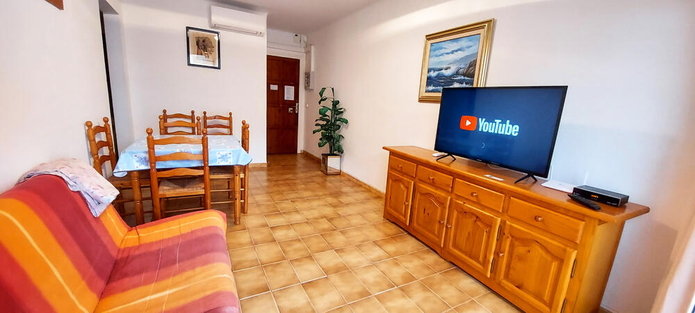 Wohnzimmer mit Sofa-TV und der angrenzenden Terrasse