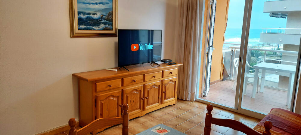 Wohnzimmer mit Sofa-TV und der angrenzenden Terrasse