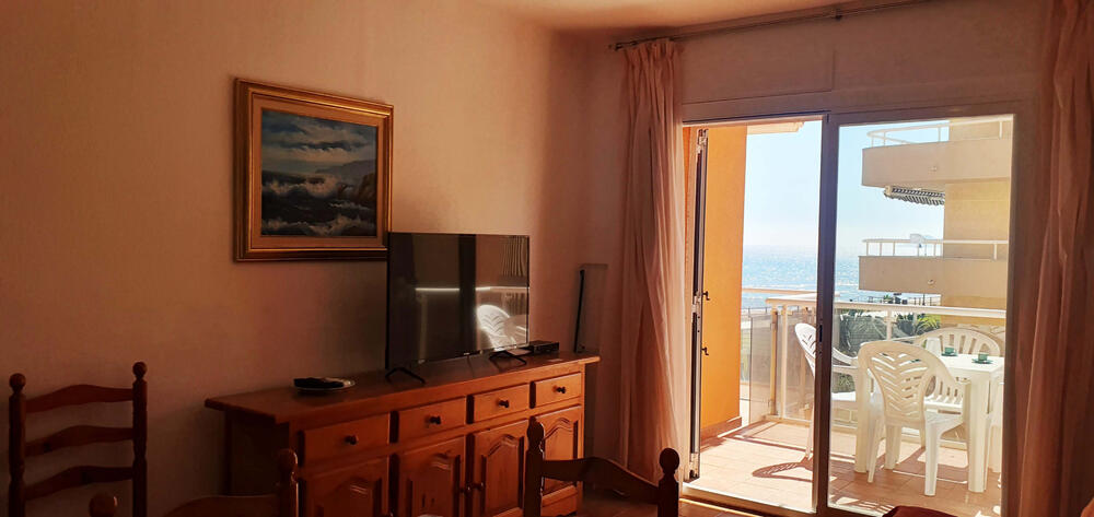 Wohnzimmer mit Sofa-TV und Terrasse daneben