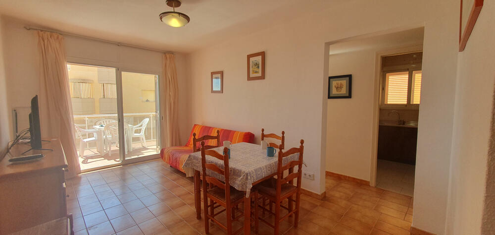 Wohnzimmer mit Sofa-TV und Terrasse daneben