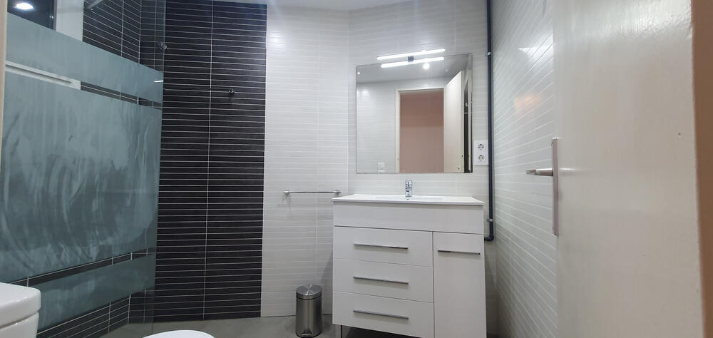Komplettes Badezimmer mit Dusche