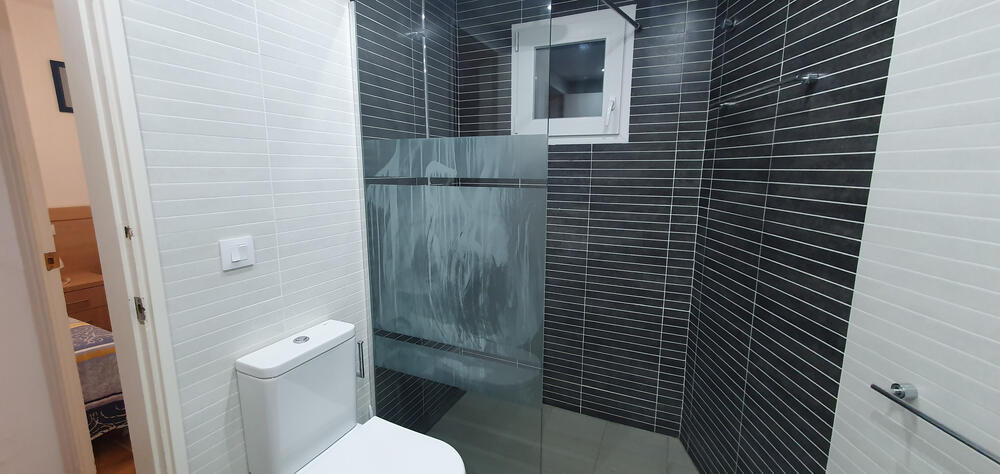 Komplettes Badezimmer mit Dusche
