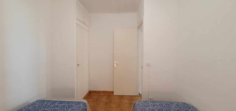 Schlafzimmer mit zwei Einzelbetten