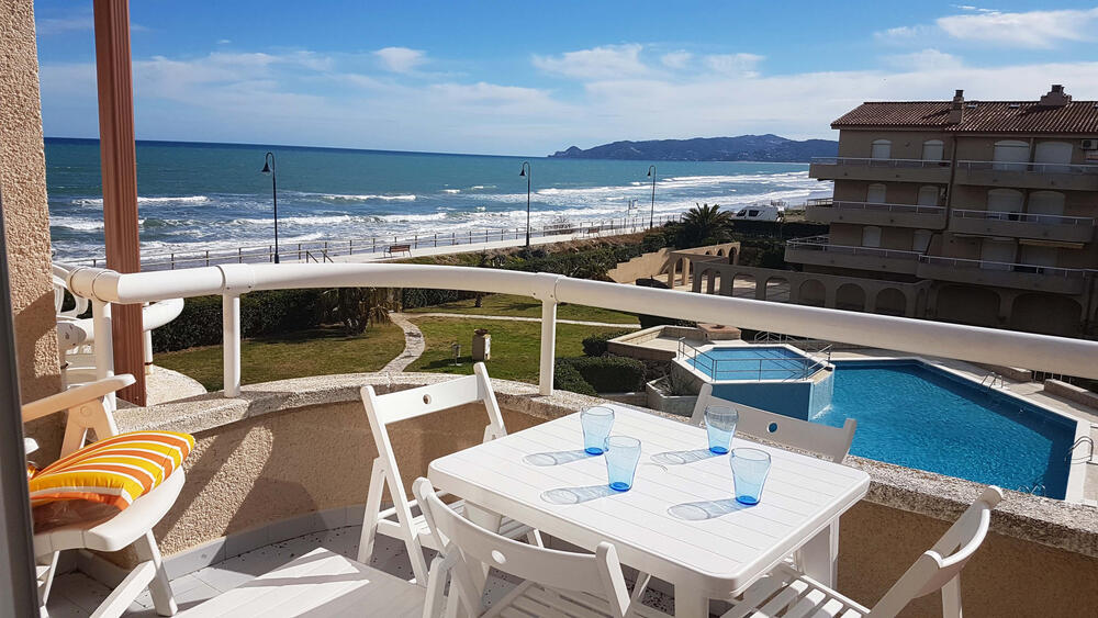 Terrasse mit Blick auf das Meer und den Pool