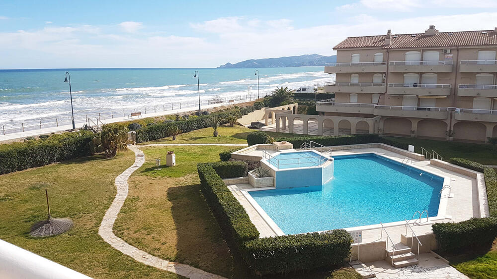Blick auf den Strand von L'Estartit und den Pool