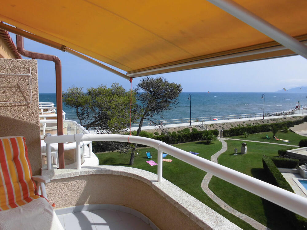 Terrasse mit Blick auf das Meer und den Pool