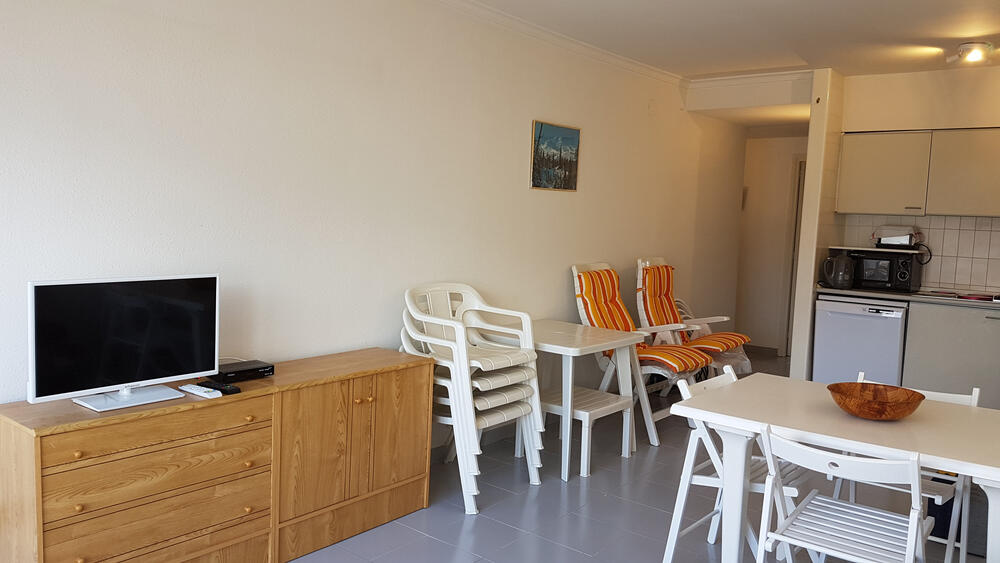 Wohnzimmer mit Sofa, TV und Esszimmer