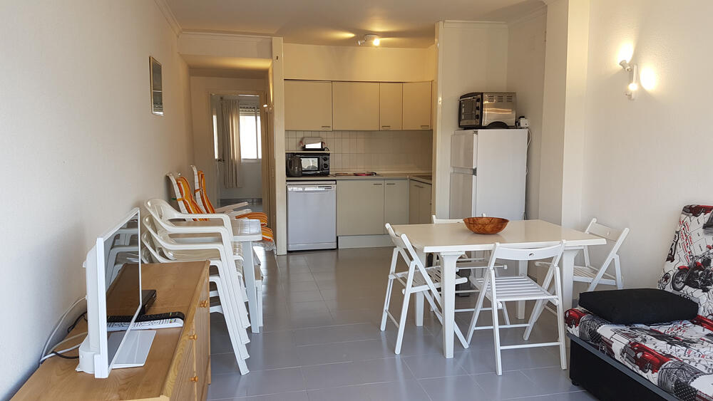 Wohnzimmer mit Sofa, TV und Esszimmer