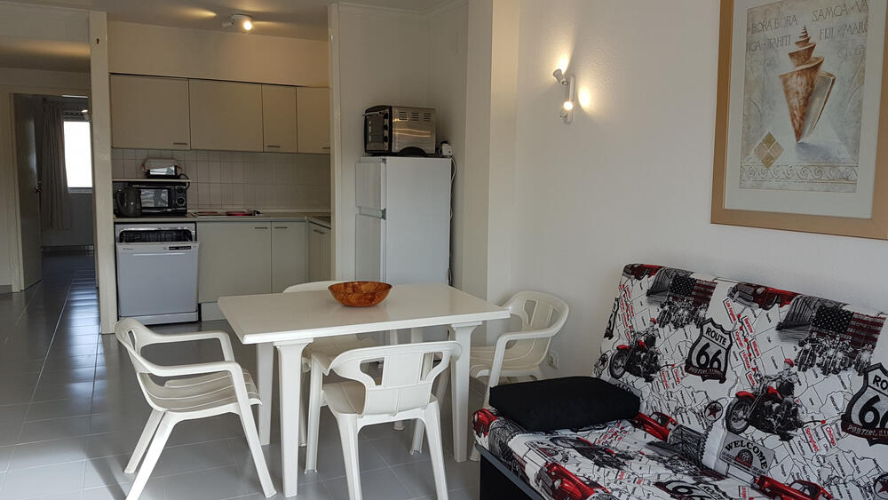 Wohnzimmer mit Esszimmer und offener Küche daneben