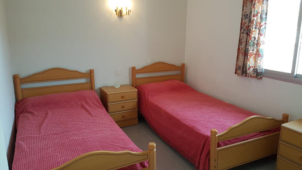 Schlafzimmer mit zwei Einzelbetten