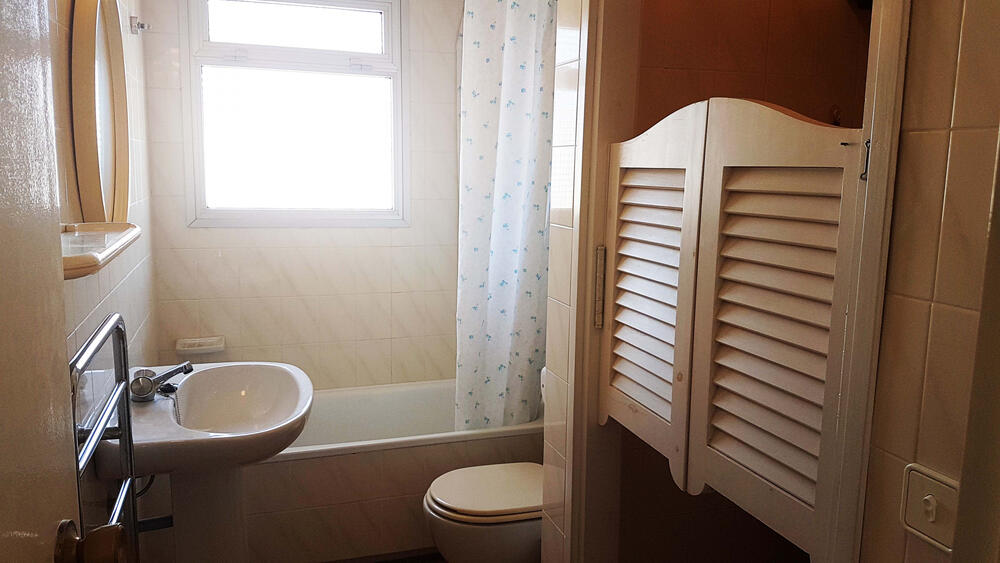 Komplettes Badezimmer mit Badewanne
