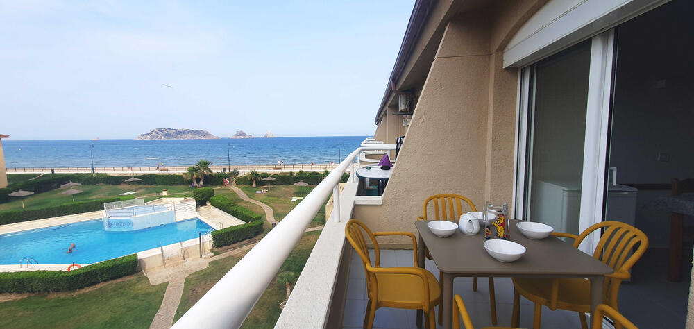Terrasse mit Terrassenmöbeln und Blick auf das Meer und den Pool