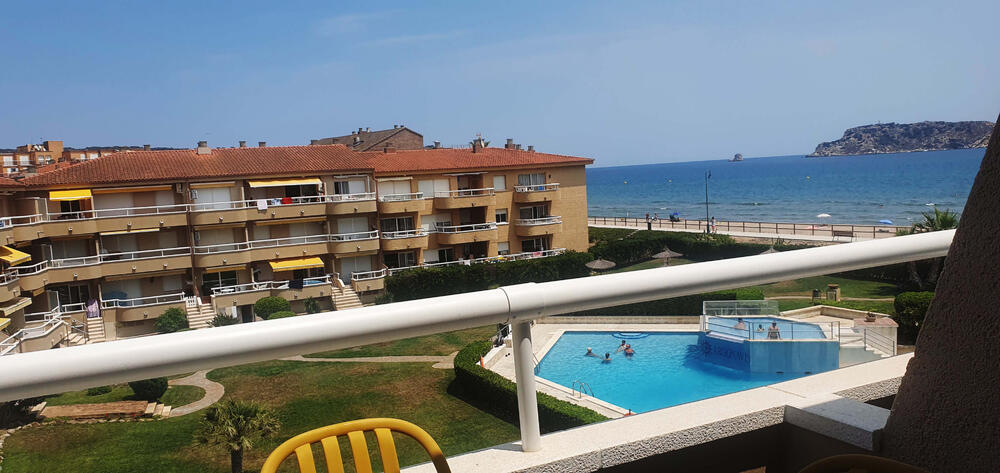 Terrasse in 1. Meereslinie mit Blick auf den Pool
