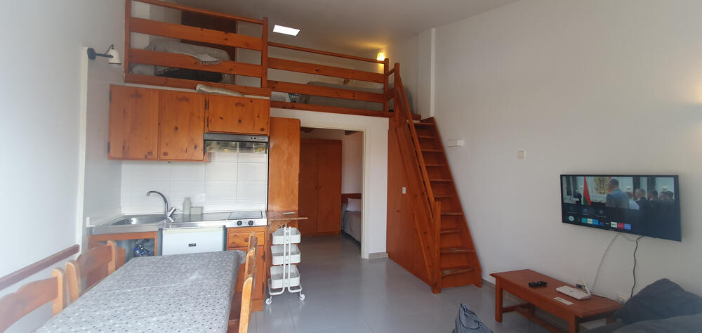 Küche, Wohnzimmer mit offenem Dachboden mit Betten