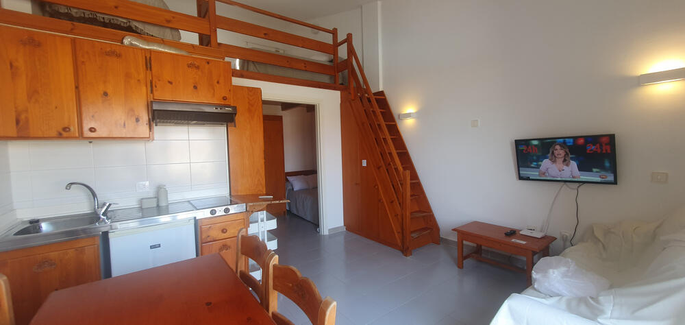 Küche, Wohnzimmer mit offenem Dachboden mit Betten