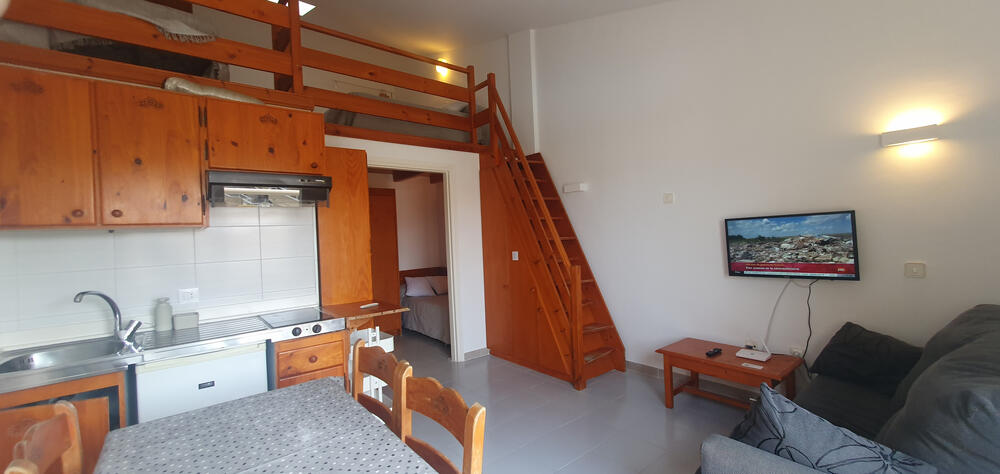 Wohnzimmer mit Fernseher mit Netflix über Ihr Privatkonto