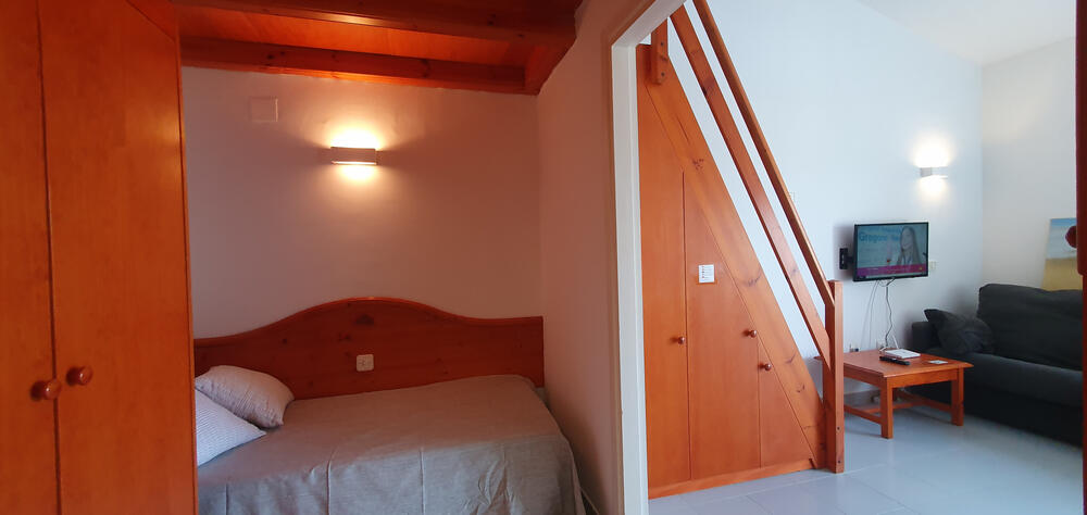 Schlafzimmer mit Doppelbett
