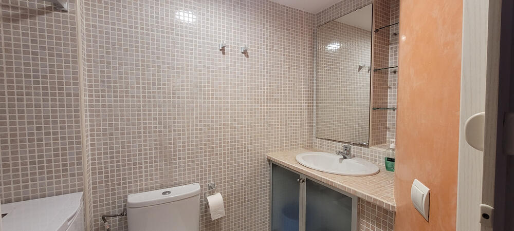 Badezimmer mit Dusche, Waschmaschine