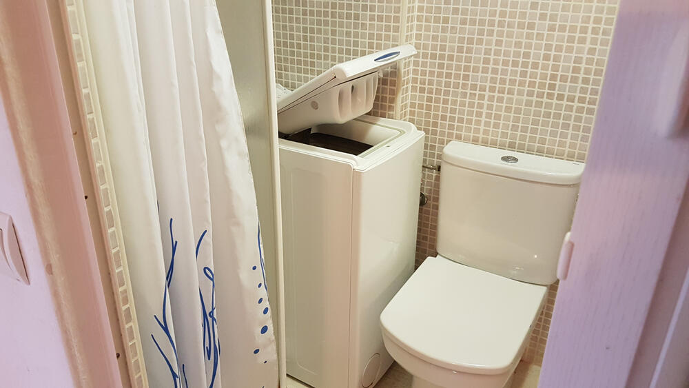 Badezimmer mit Dusche, Waschmaschine
