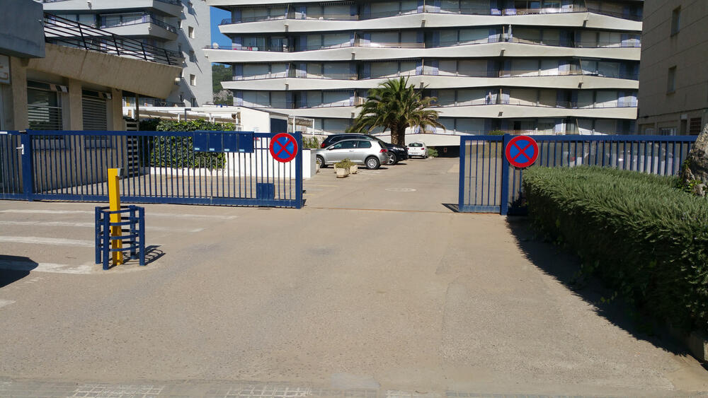 Entrada al rocamaura amb el cotxe Entrada al rocamaura amb el cotxe