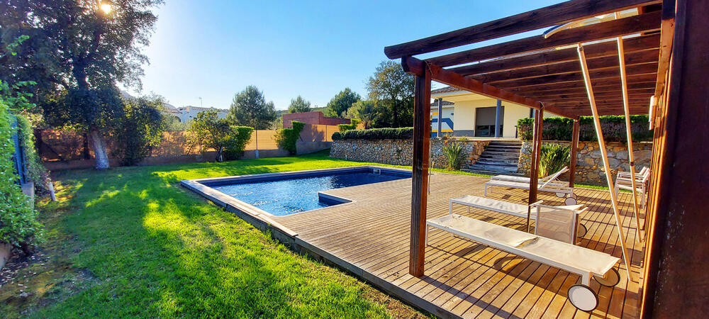 Piscina amb tarima de fusta Piscina amb tarima de fusta
