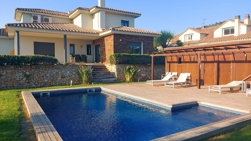 Piscina amb tarima de fusta Piscina amb tarima de fusta